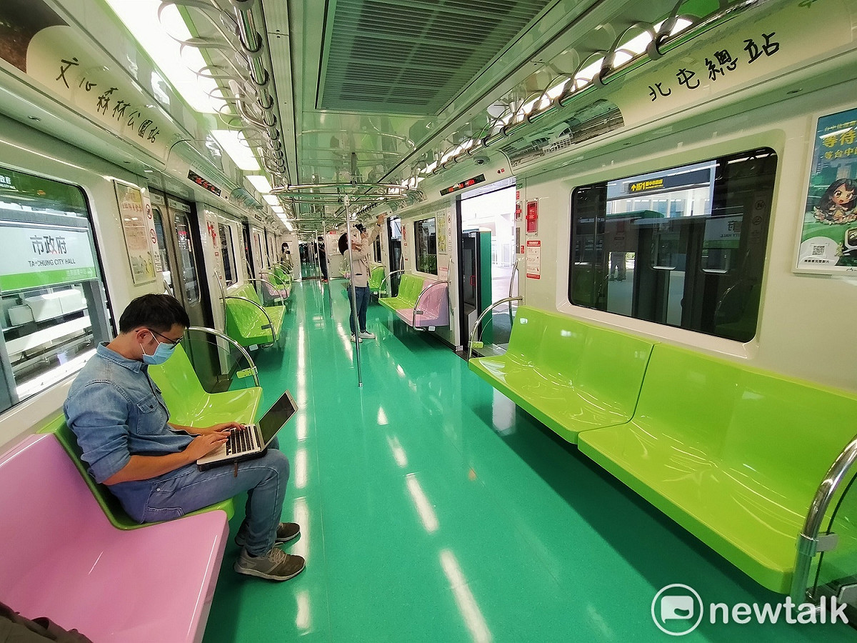 中捷快速且平穩，乘客可以利用時間開電腦處理公務。 唐復年/攝