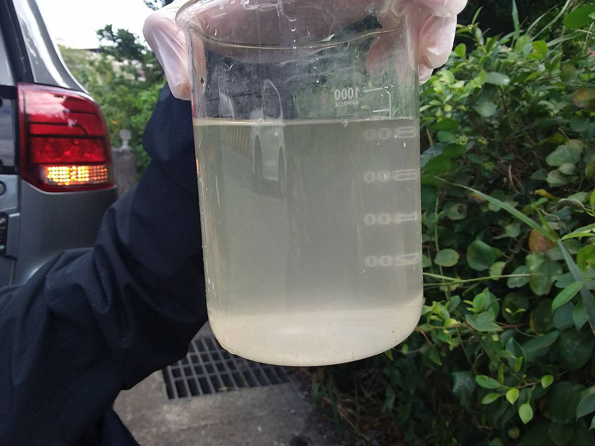 環保局採樣塔寮坑溪水質酸鹼度為8.6，重金屬則未有反應，但以燒杯檢視水色呈微黃。 圖：桃園市環保局/提供