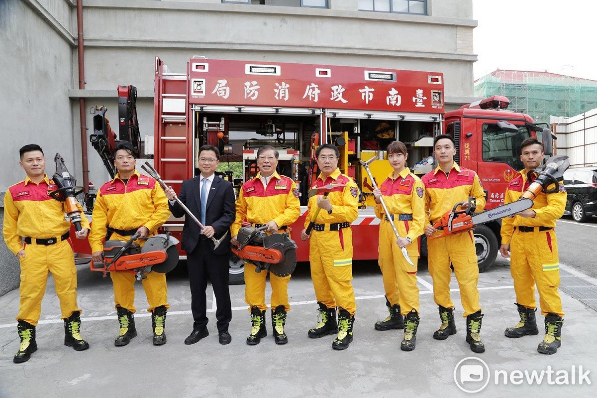 台南市長黃偉哲今日出席台南市政府消防局「火速逆行者」攝影比賽頒奬典禮與2021年消防月曆發表會。 圖：黃博郎／攝
