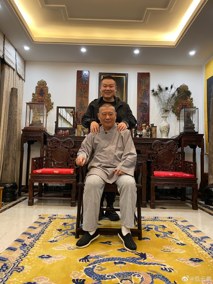 岳雲鵬(上)與師父郭德綱(下)合照。 圖：翻攝自岳雲鵬微博