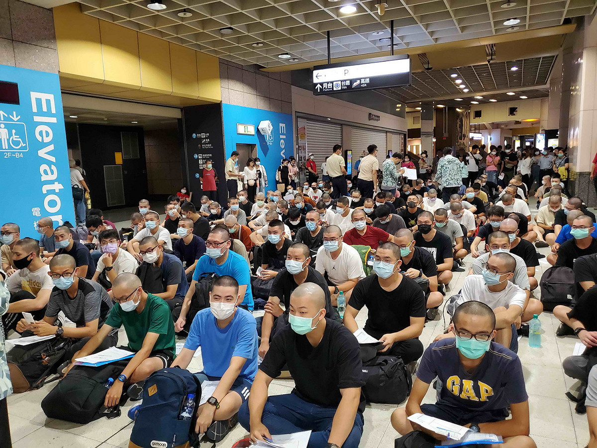 因應近期國內本土新冠肺炎疫情持續嚴峻，役男暫緩體檢、入營。 圖：新北市民政局提供