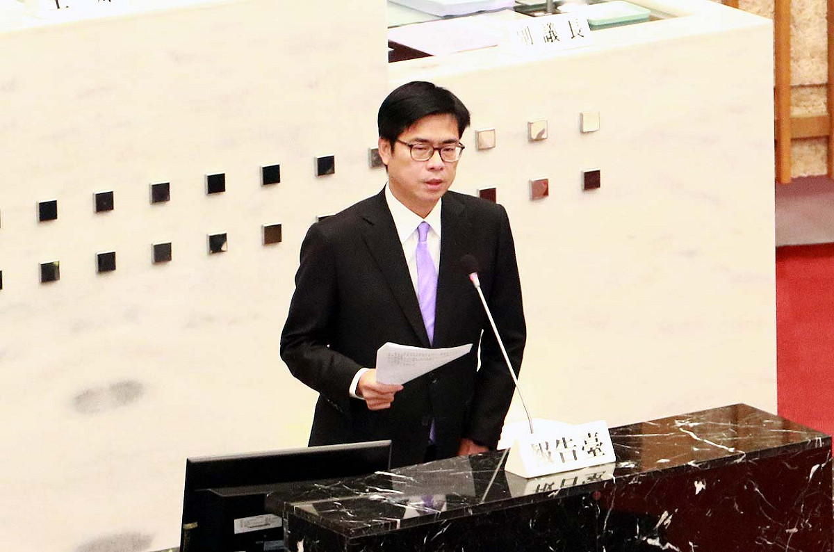 陳其邁於市議會進行財政紀律專案報告。 圖：高雄市政府/提供