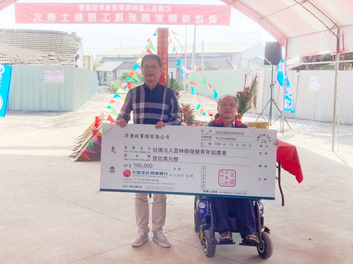北港故事館董事長吳品峰捐出10萬元。 圖：北港故事館/提供