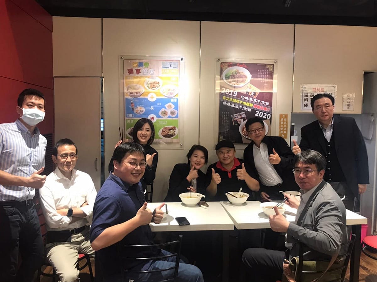 黃珊珊昨晚親赴「皇家傳承」總店吃麵力挺店家。 圖:皇家傳承牛肉麵臉書