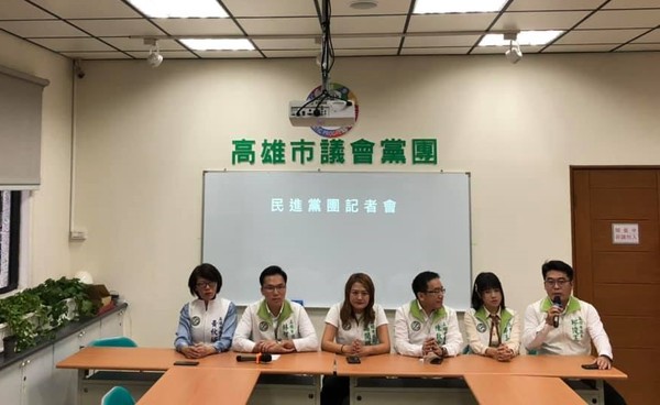 民進黨團在修正案通過後，指責國民黨為了政治操作「犧牲高雄市民健康」，應該向市民道歉。 圖：民進黨高雄市議會黨團提供