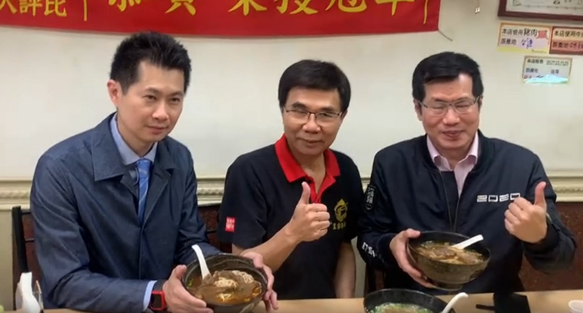 丁怡銘公開指出北市冠軍牛肉麵使用含有萊克多巴胺美牛，反遭打臉，晚間親赴牛肉麵分店致歉。 圖：行政院提供