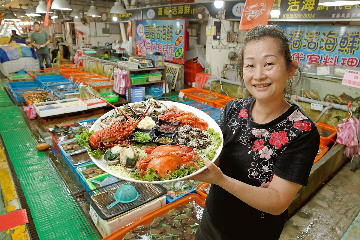 偽出國正夯！新北市萬里富基漁市推出萬里蟹海鮮拼盤滿足老饕胃。 圖：新北市政府漁管處／提供
