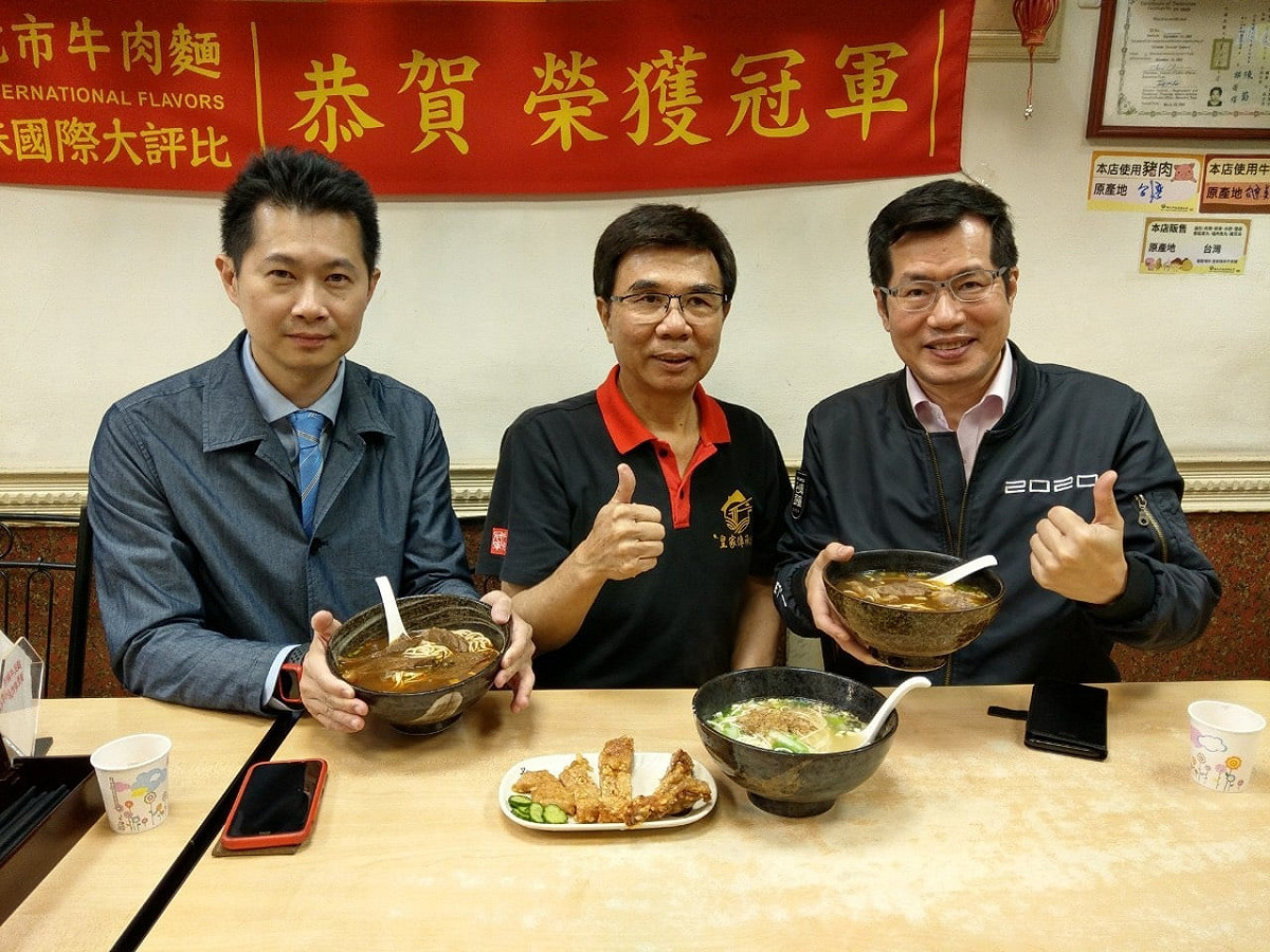 行政院發言人丁怡銘（左）在記者會上稱今年北市冠軍牛肉麵含有含萊劑美牛，遭業者提出零檢出報告打臉；隨後，與立委羅致政（右）親赴店家道歉。 圖/羅致政臉書