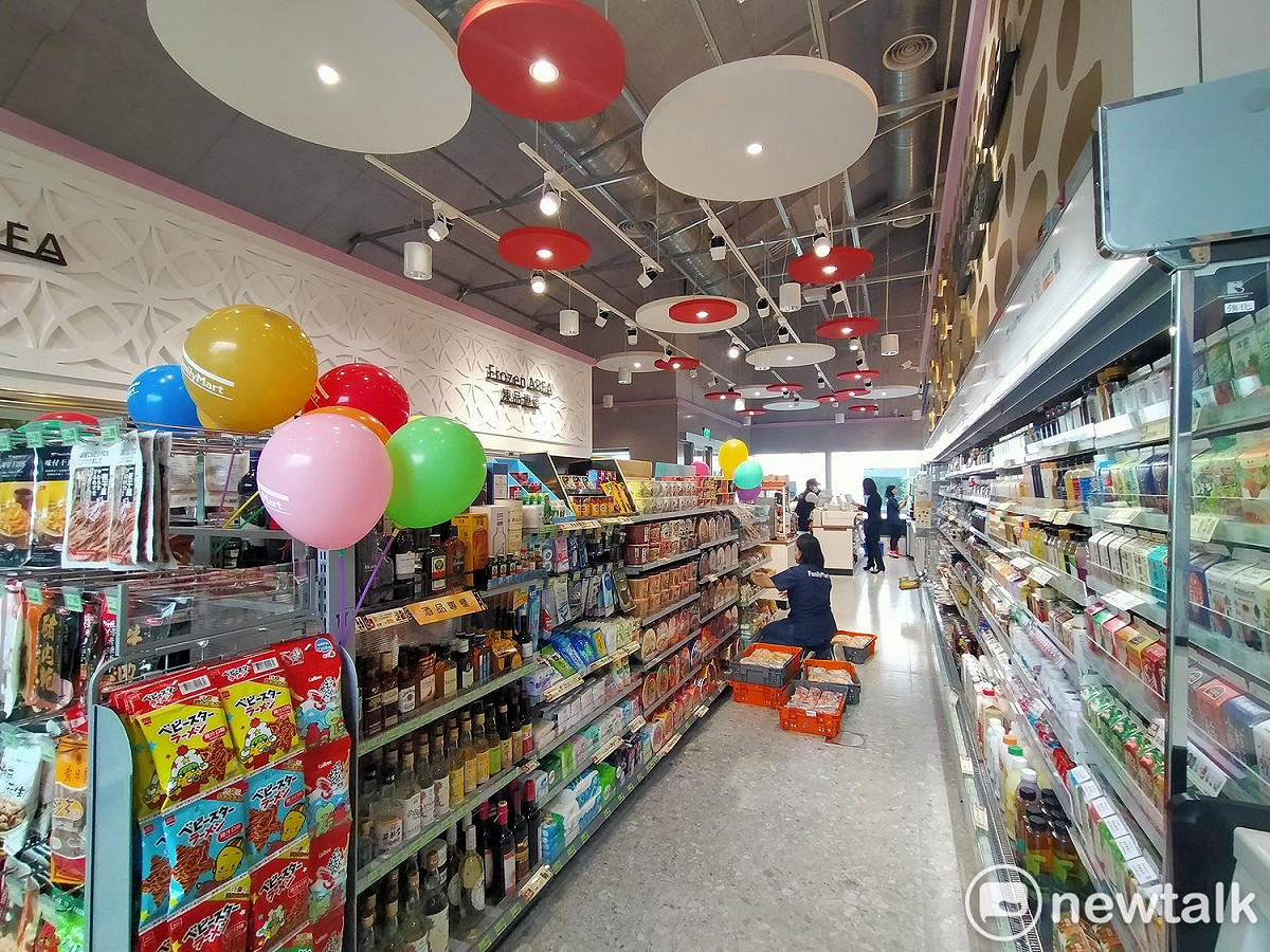 由於雙北市今日起開放餐飲內用，4大超商也宣布有條件開放內用座位區。 圖：唐復年/攝（資料照）