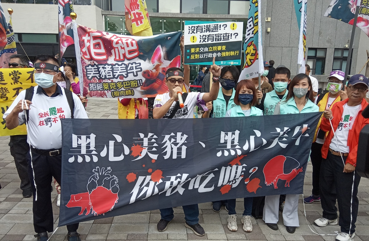 台灣消費者保護協會今(13)日至行政院南部聯合服務中心陳情。 圖：孫家銘/攝