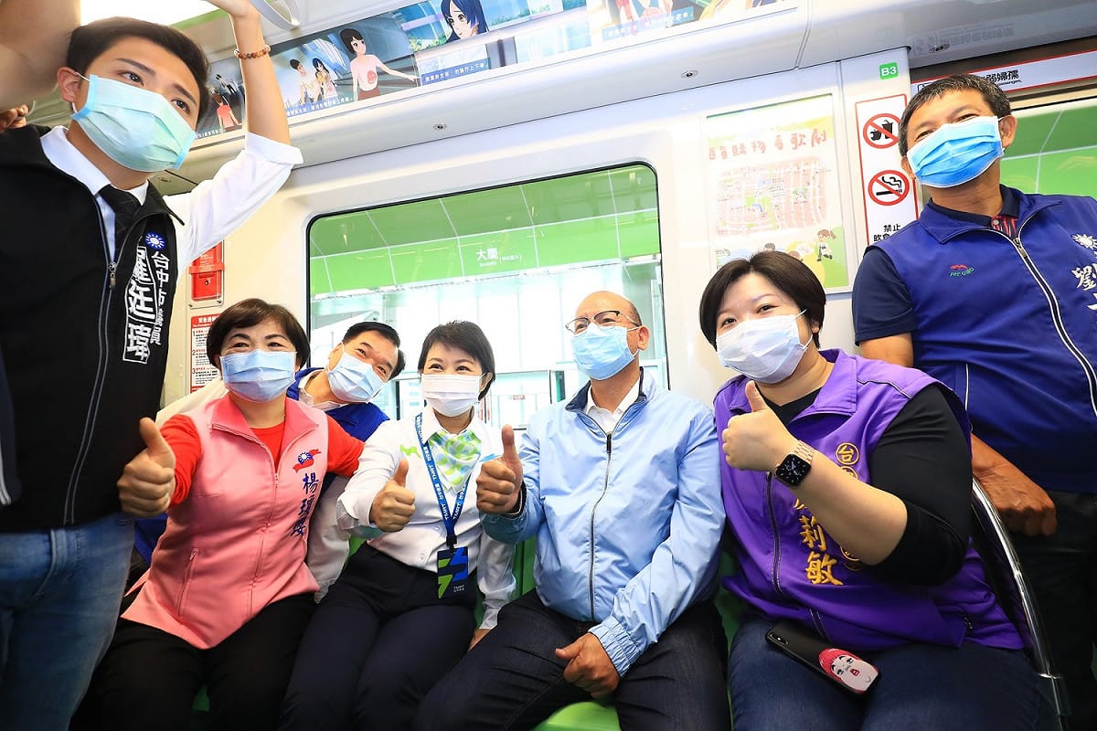 盧秀燕帶領立委、議長、議員們試乘捷運。 圖：台中市政府/提供