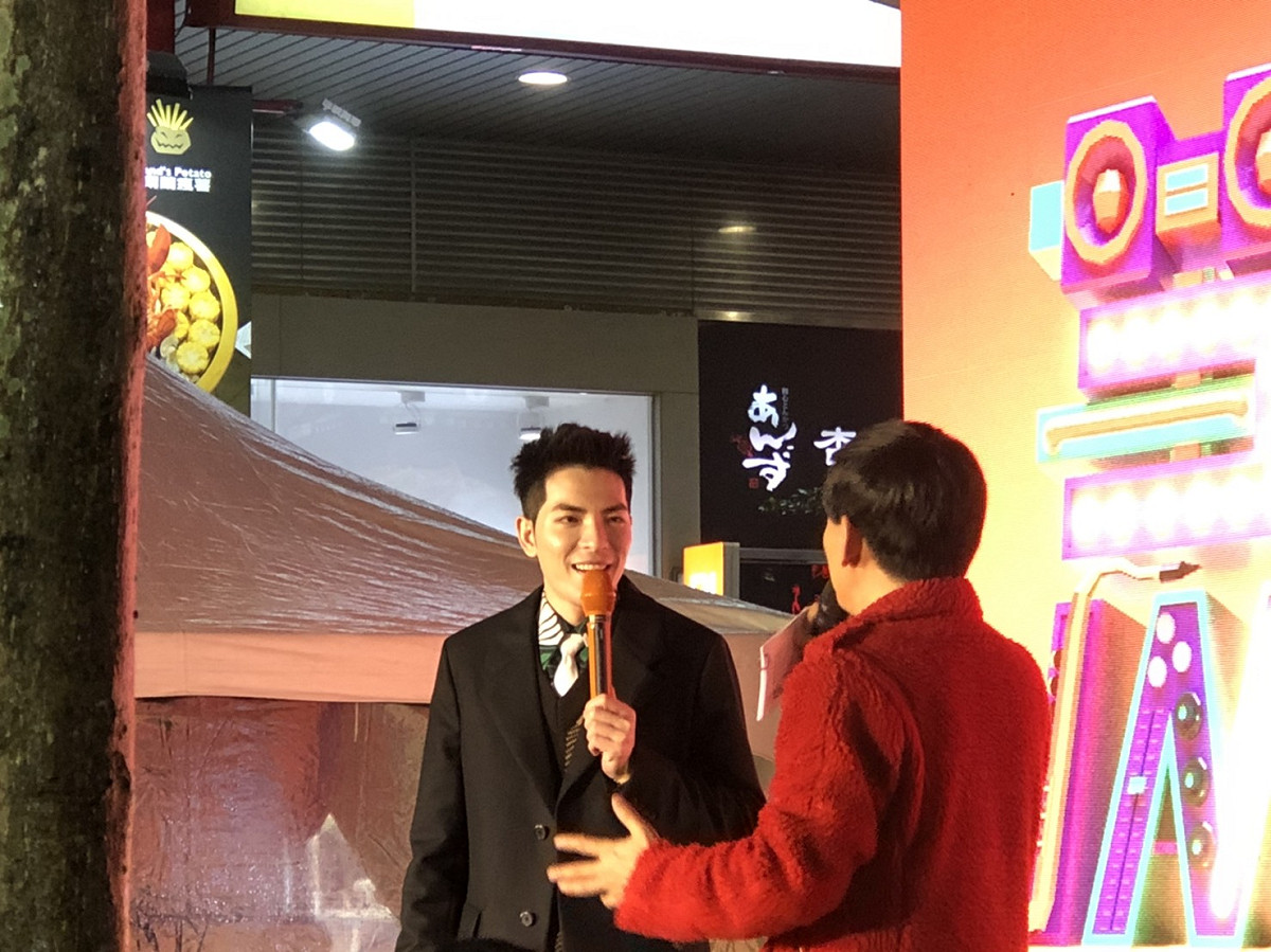 蕭敬騰(左)今天宣布跨足當YouTuber，為自己的新節目《蕭房車》在信義威秀廣場舉辦《蕭房車－蕭總快閃》活動。 圖：楊瑾錚/攝
