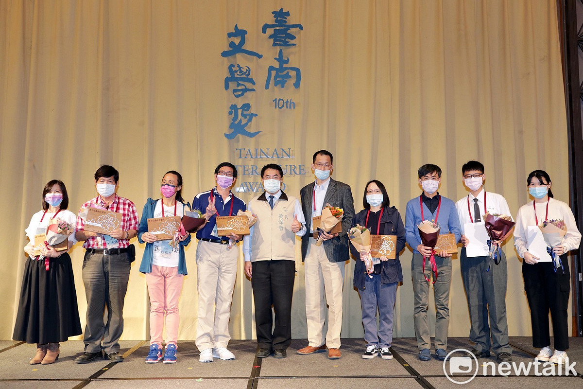 第十屆台南文學獎頒獎典禮今日舉行，雅好文藝的台南市長黃偉哲也親自出席頒獎典禮，頒發各類組的第一名給得獎者。 圖：黃博郎／攝