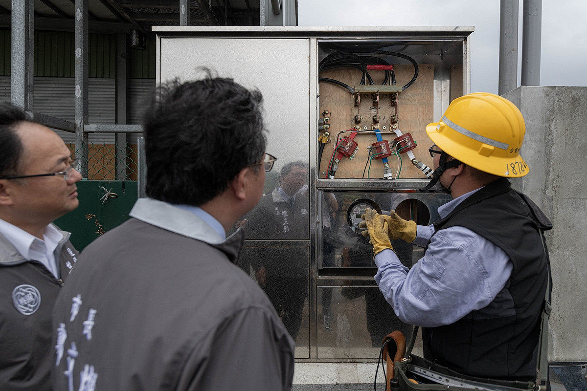 鄭文燦率隊執行違章工廠斷水斷電措施。 圖：桃園市政府／提供