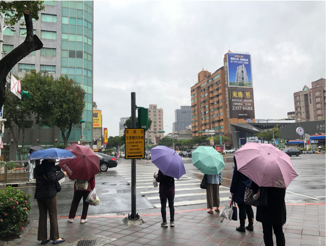 今天因東北風和颱風帶來水氣，全台各地都有雨。 圖：汪靖軒／提供
