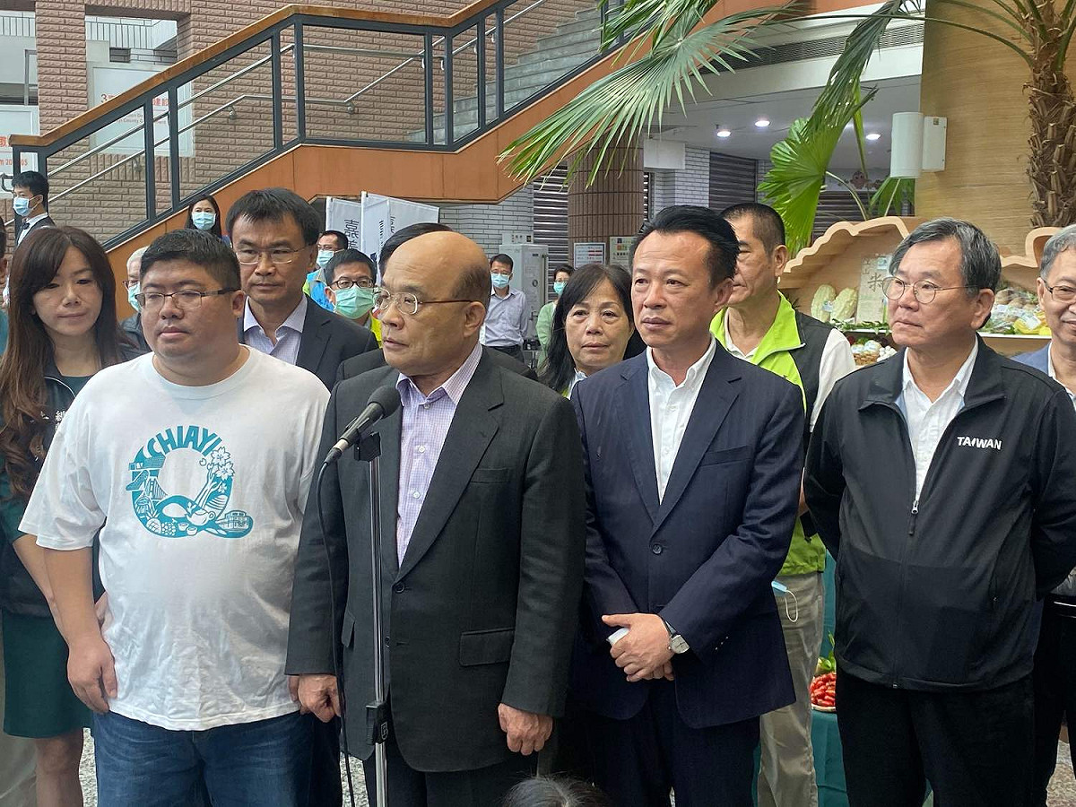 行政院長蘇貞昌今天率領多名政治人物宣示，學校營養午餐一律採用本國食材。 圖：嘉義縣記者公會/提供