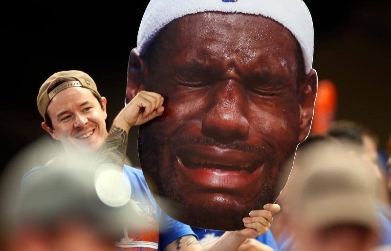 球迷高舉LeBron James哭泣的惡搞照片。 圖／美聯社／達志影像