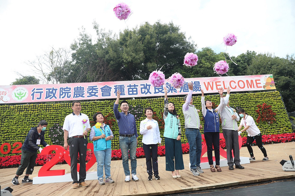開幕式由盧市長等人一同將繡球拋向高空-宣布活動開跑。 台中市政府/提供