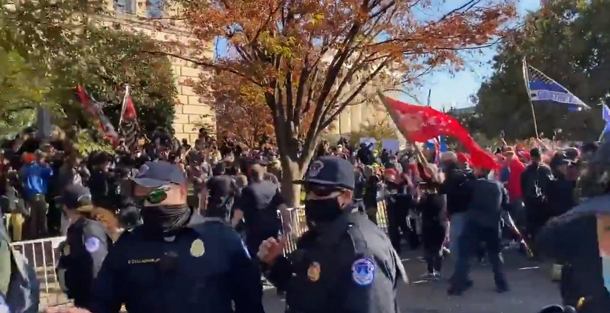 極右派團體「嬌傲男孩」（Proud Boys）上街力挺川普尋求繼續掌權。 圖/翻攝自推特