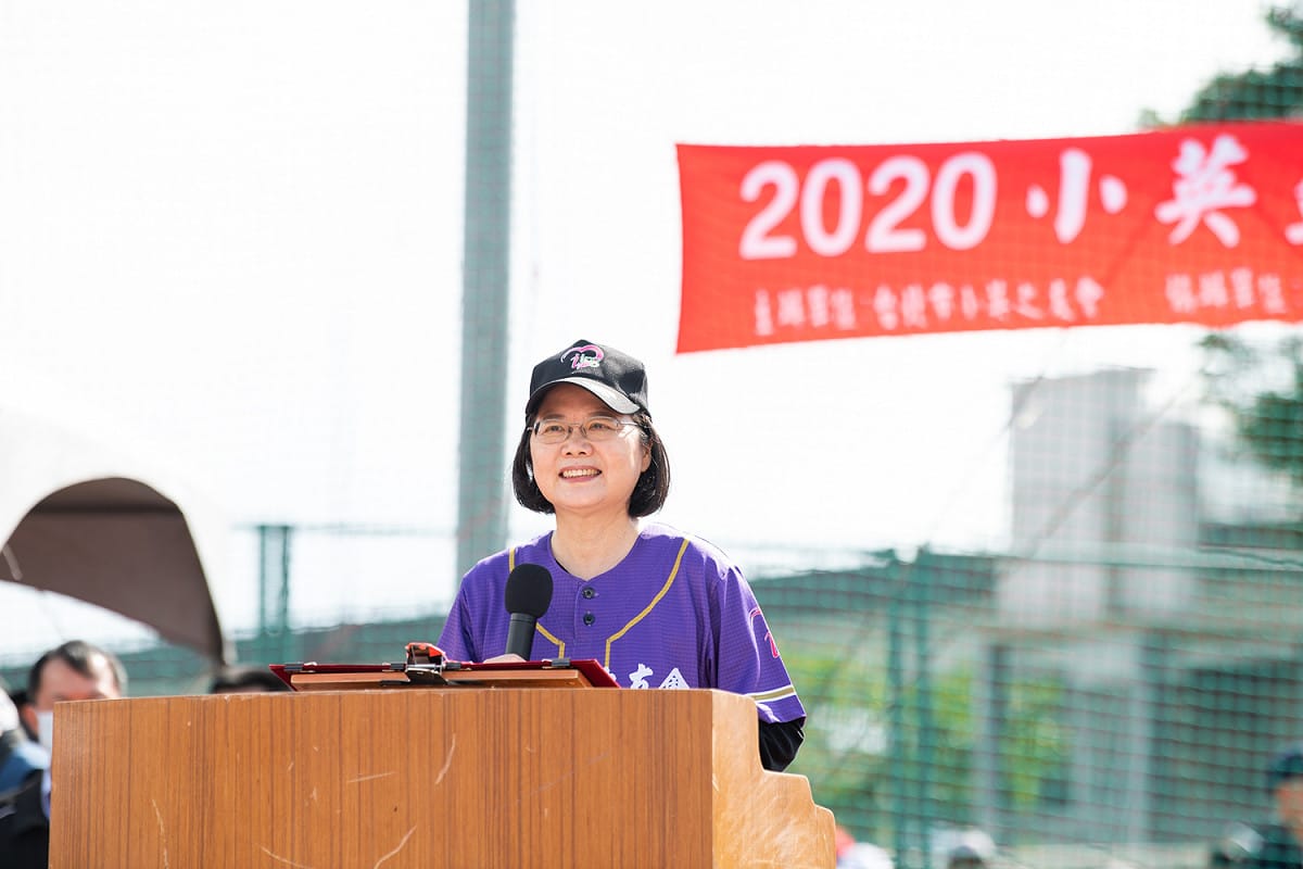 總統兼民進黨主席蔡英文今（25）天出席「小英杯慢速壘球錦標賽」進行開球並致詞。 圖：民進黨提供