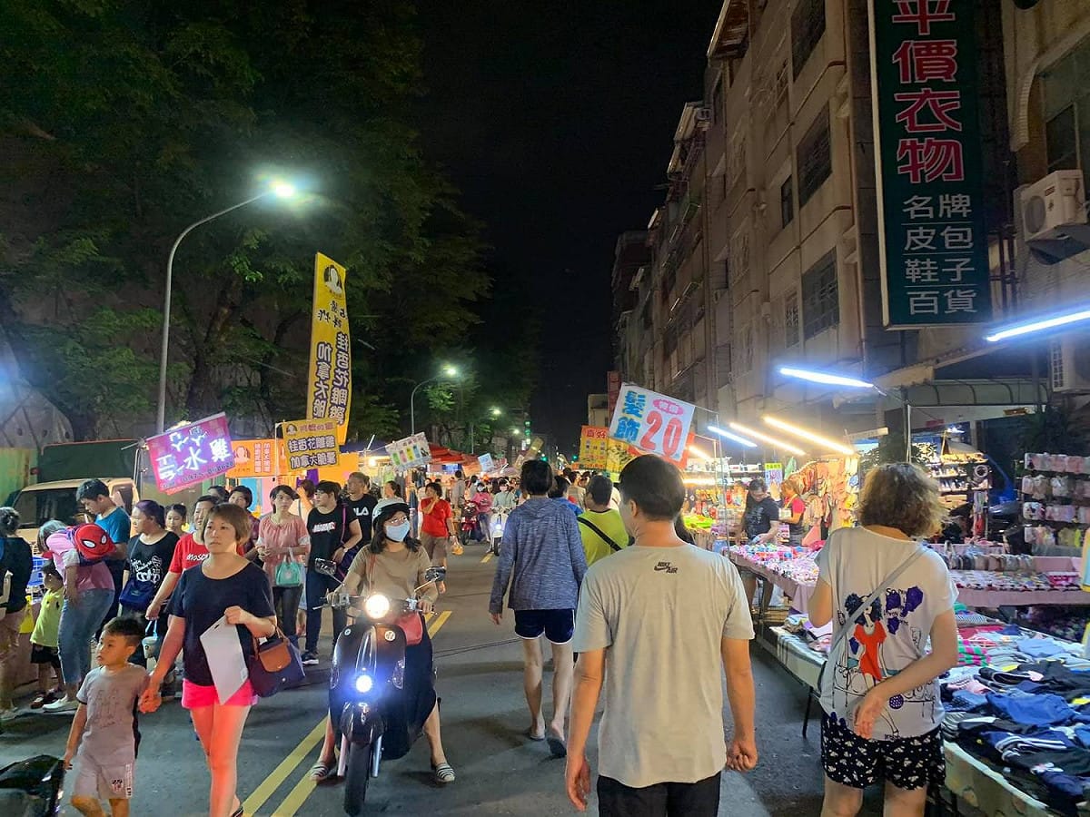高雄瑞北夜市因攤販集中管理落日條款，遭政府下令停業。 圖：翻攝自臉書