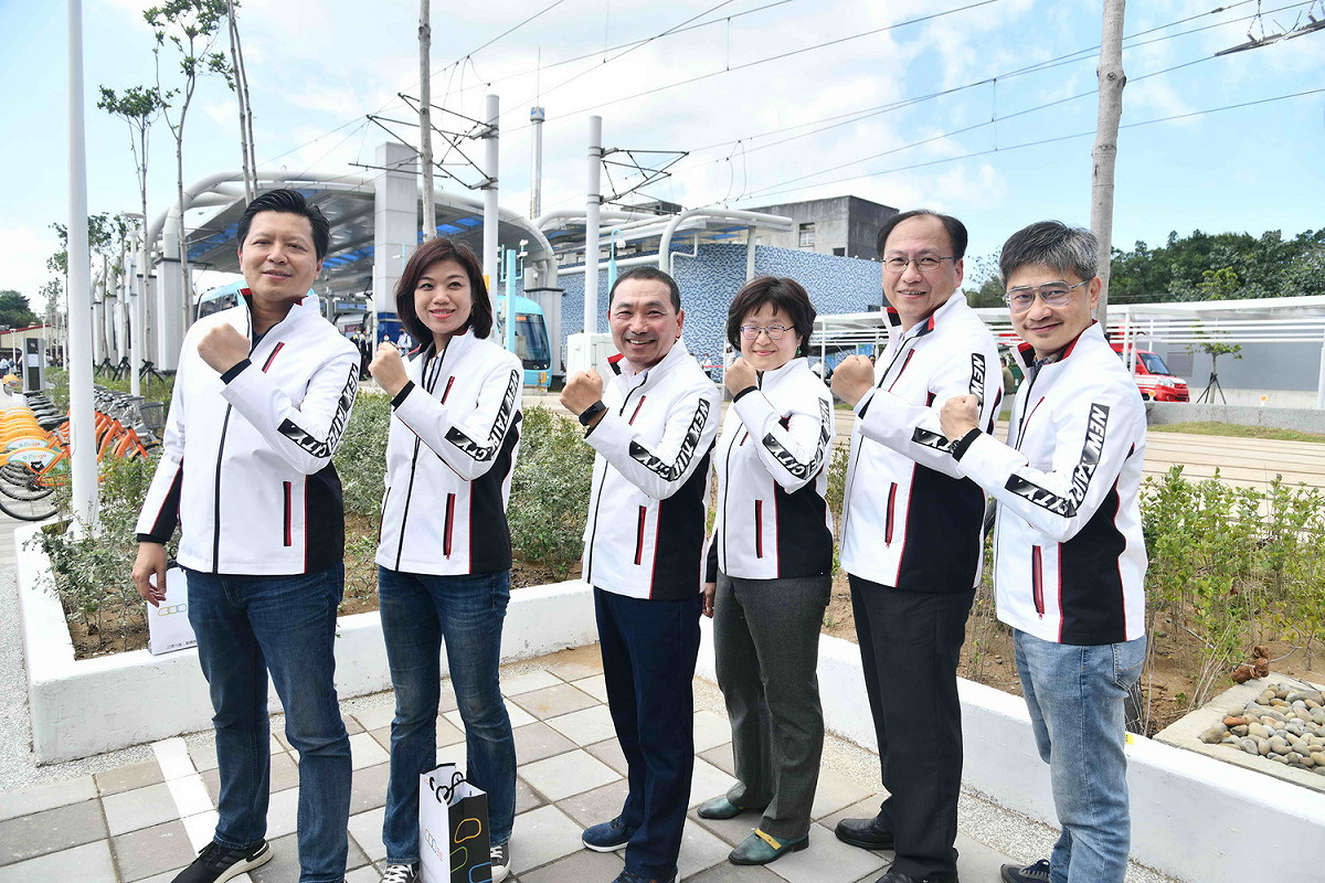 新北市長侯友宜及局處首長穿上市府新制服，展現落實新北 SDGS生活化，支持在地設計與永續產業，推動新北DNA(Design and Art)。 圖：新北市新聞局提供