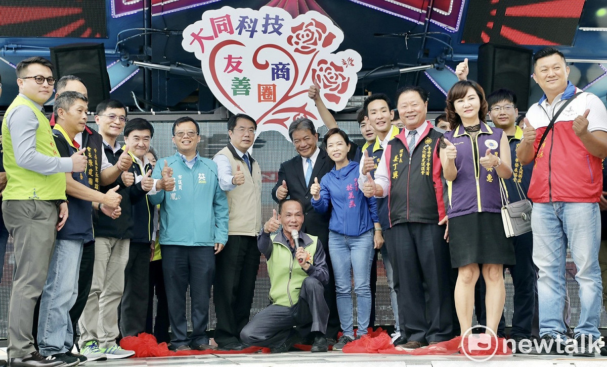 台南市長黃偉哲積極行銷肉燥飯，但馬國女大生命案發生後有網友譏諷他「只會行銷吃的」。小吃業者以行動力挺黃偉哲。 圖：台南市政府提供
