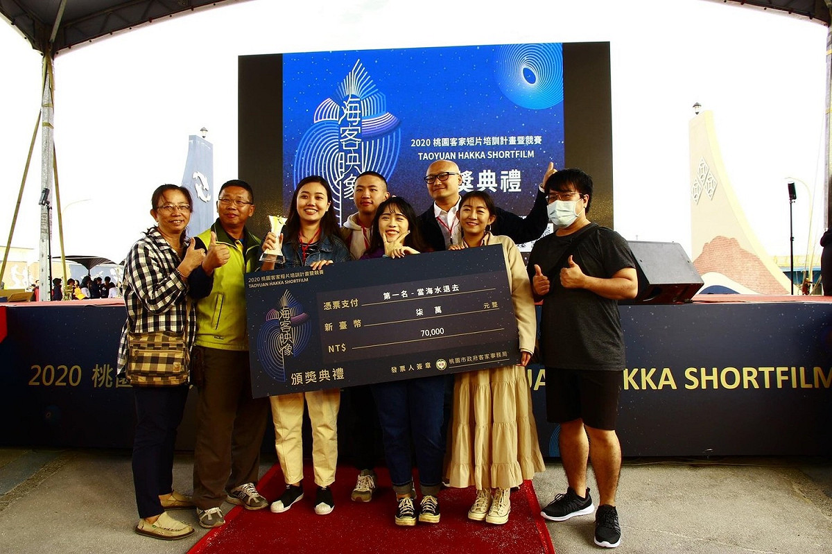 以海客特殊文化為拍攝題材的「海客映像」短片競賽，今年首獎由來自世新大學的曾子林、余勛凱、黃子珆、尚婷及吳采恩以《當海水退去》奪得。 圖：陳寶方／提供