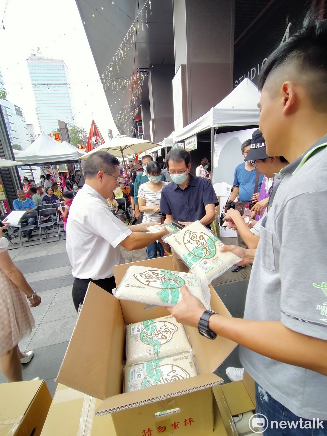 總幹事王宋民主持埤9米限時搶購掀起活動高潮。 唐復年/攝