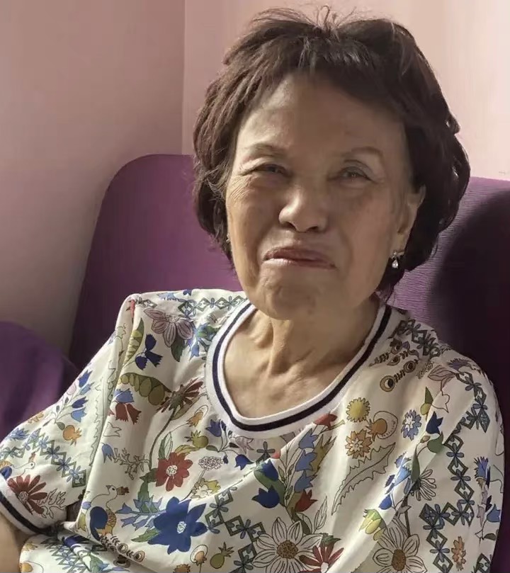 83歲資深港星余慕蓮日前因肺纖維化和血管炎住院，一度住進加護病房插管治療，情況危急。但昨(15)晚傳出好消息，情況穩定，暫時不用打強心針。 圖：翻攝微博