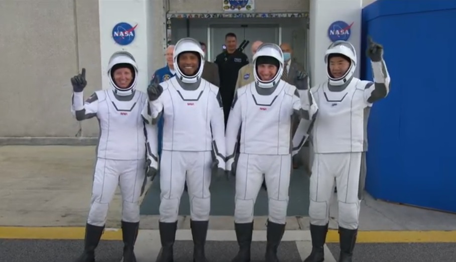 四名太空人在出發前與來賓揮手致意。 圖：取自NASA youtube頻道直播