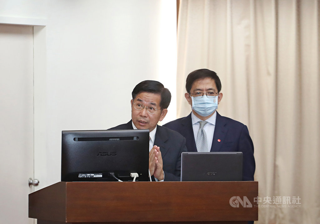 教育部長潘文忠（左）16日在立法院受訪表示，看到年輕學生發生意外，他個人非常擔憂及悲痛，希望學校能落實三級輔導，也呼籲外界不要過多轉傳，避免造成青少年模仿效應。右為台灣大學校長管中閔。 圖：中央社／提供