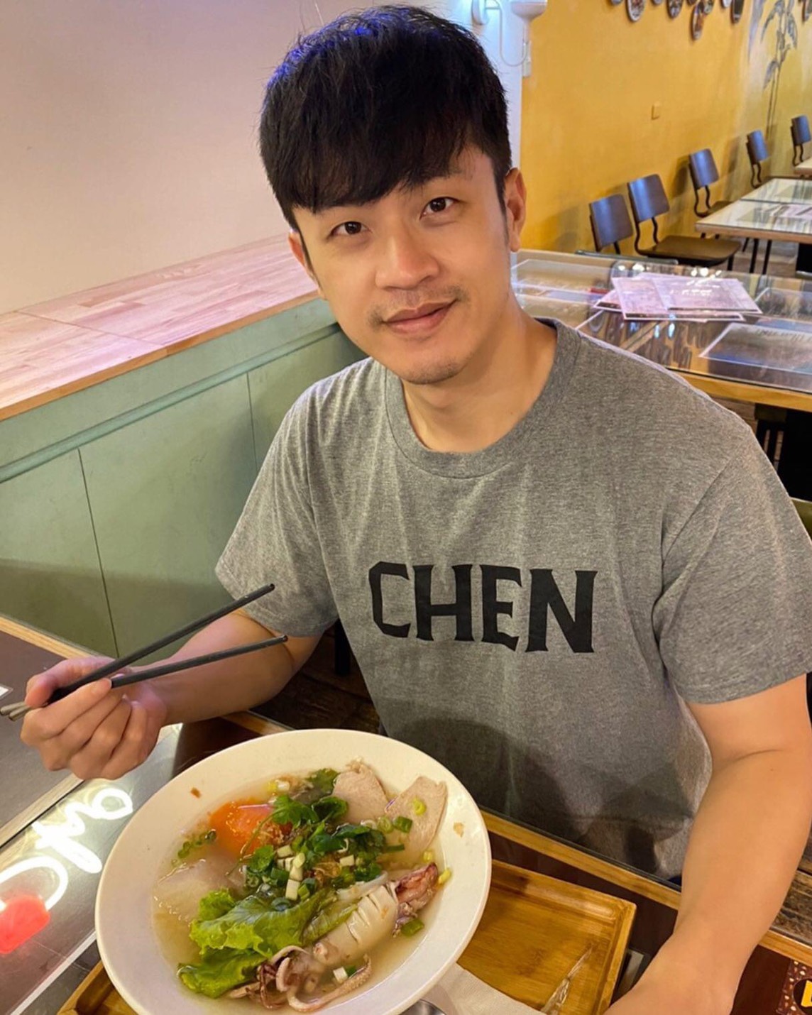 焦糖哥哥預約AZ被砲轟，邀趙少康、江啟臣公開辯論。 圖：翻攝臉書粉絲專頁 （資料照片）