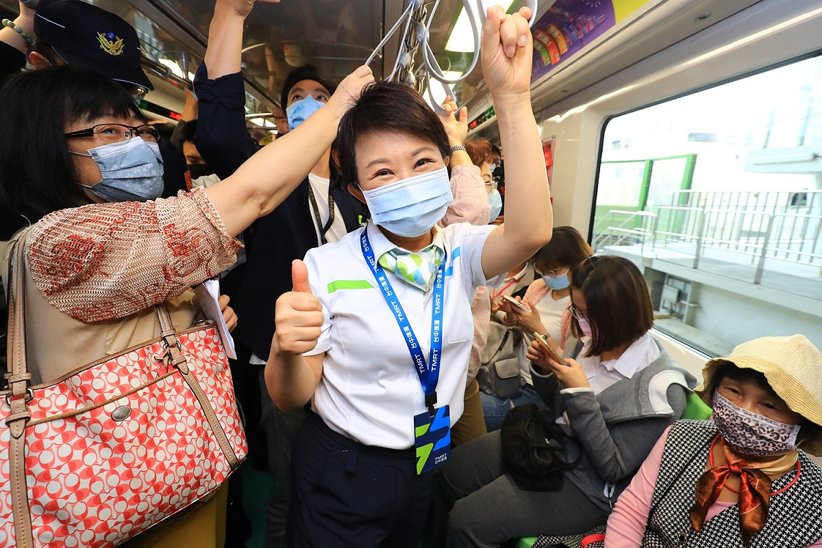 台中市長盧秀燕今早搭捷運到市府上班。 台中市政府/提供