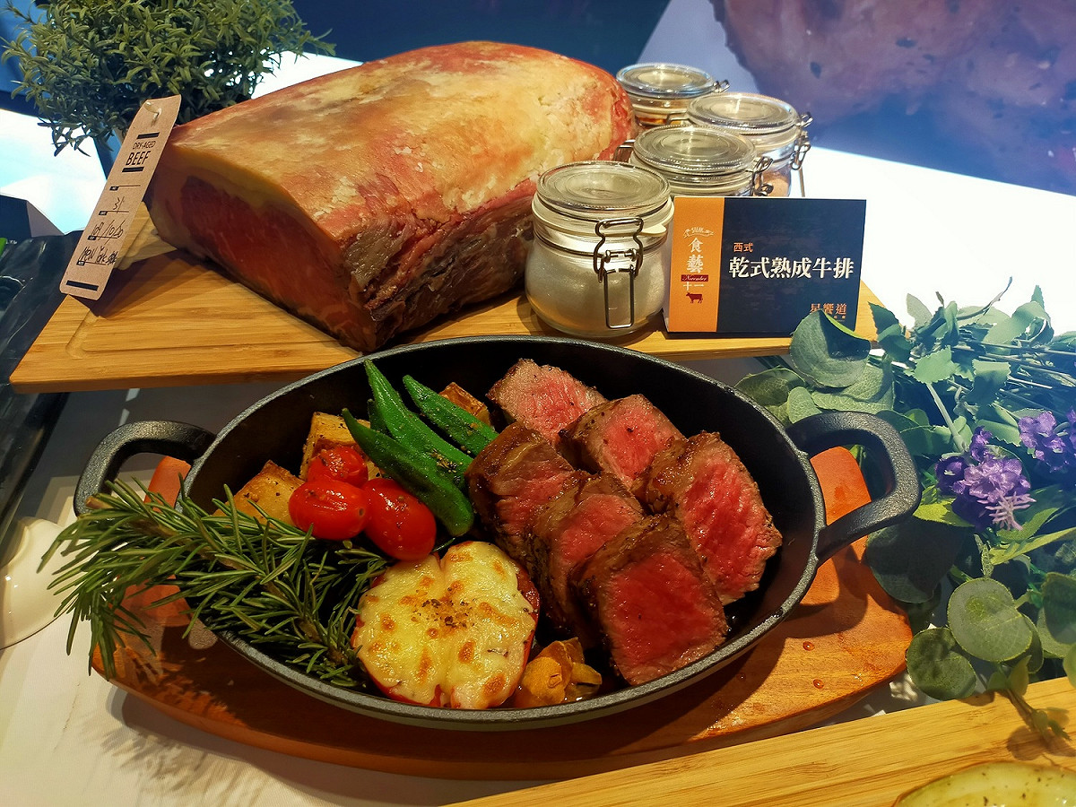 星饗道國際自助餐推出乾式熟成牛排。 圖：星享道酒店/提供