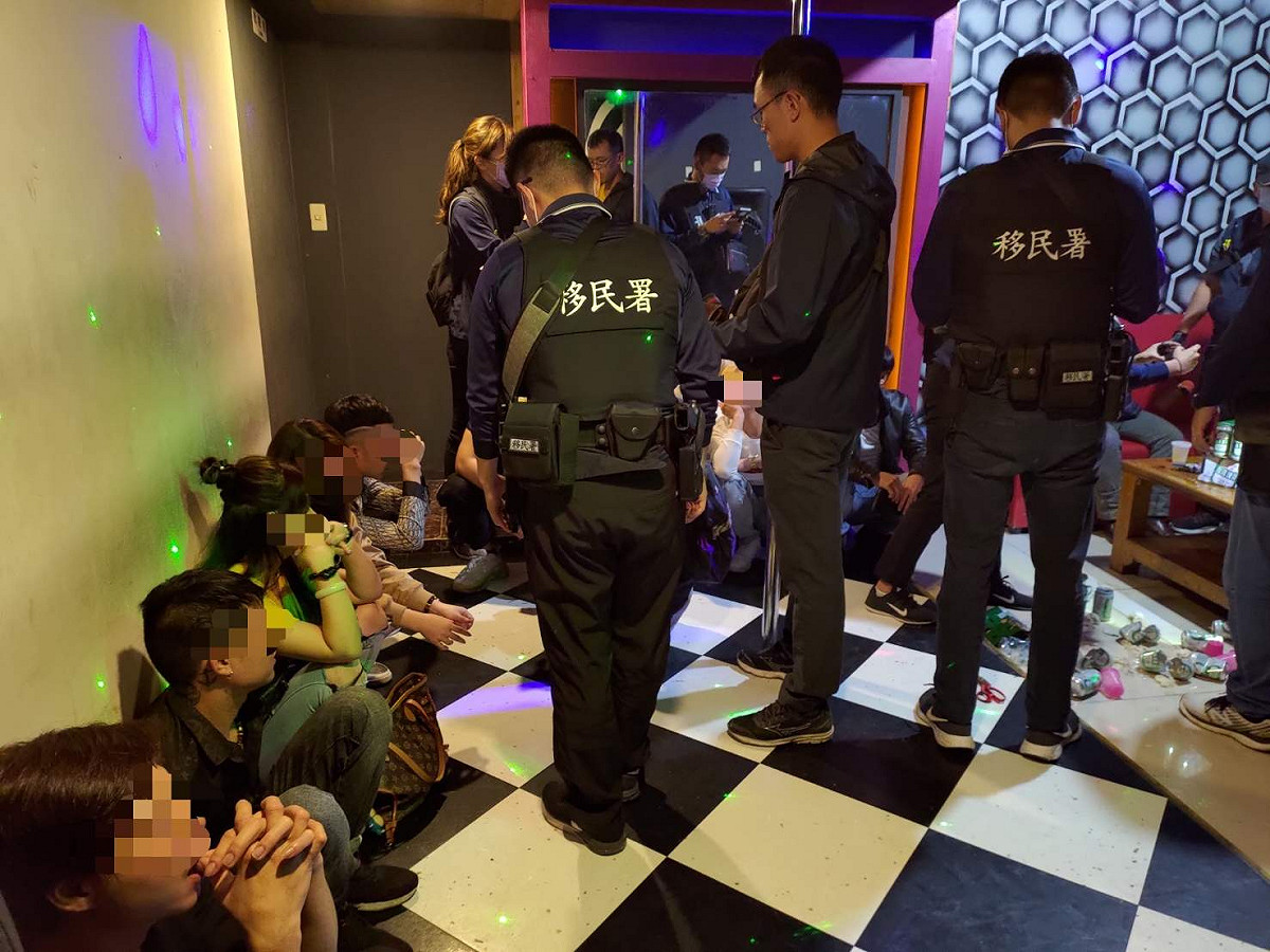 移民署等單位前往農舍改建的夜店掃蕩。 圖：嘉義地檢署/提供