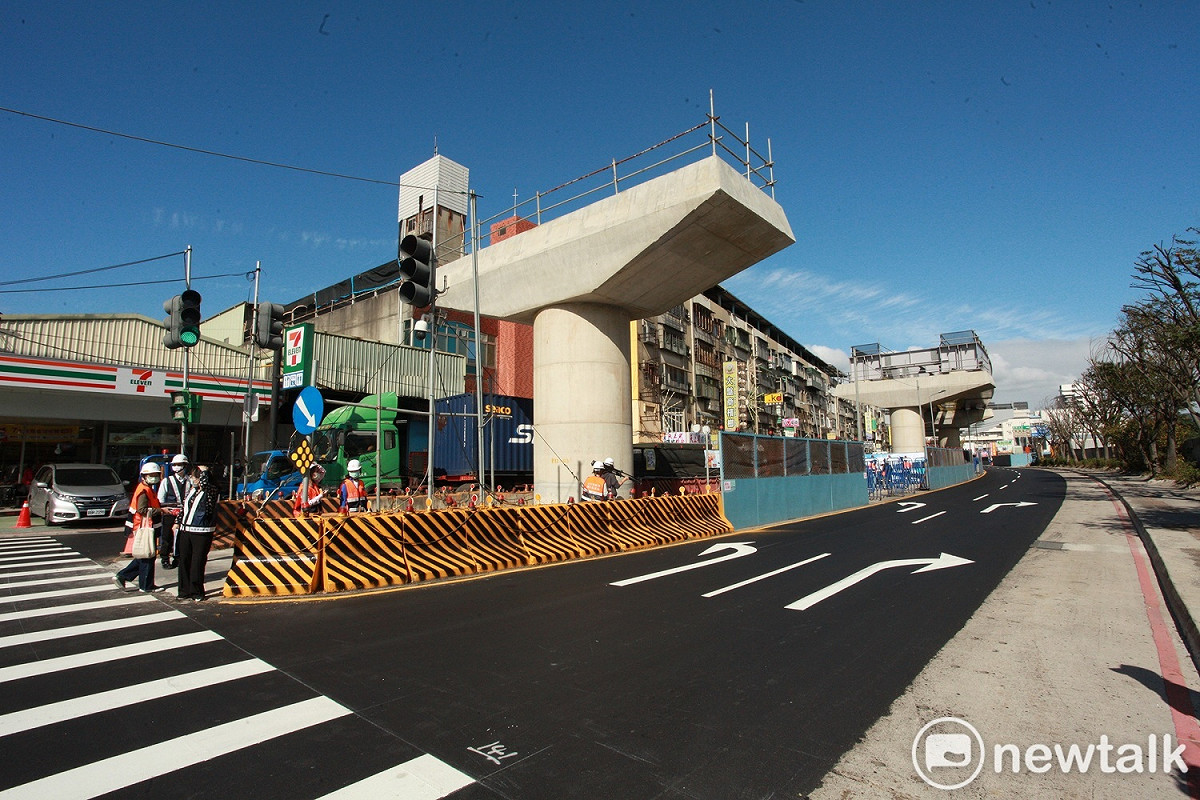 三鶯線全線高架是新北市首條自辦中運量系統，預計112年完工；「三鶯延伸八德段」目前辦理綜合規劃及環境影響評估作業，預計110年6月完成期末報告後提報中央審議。 圖：林昀真/攝