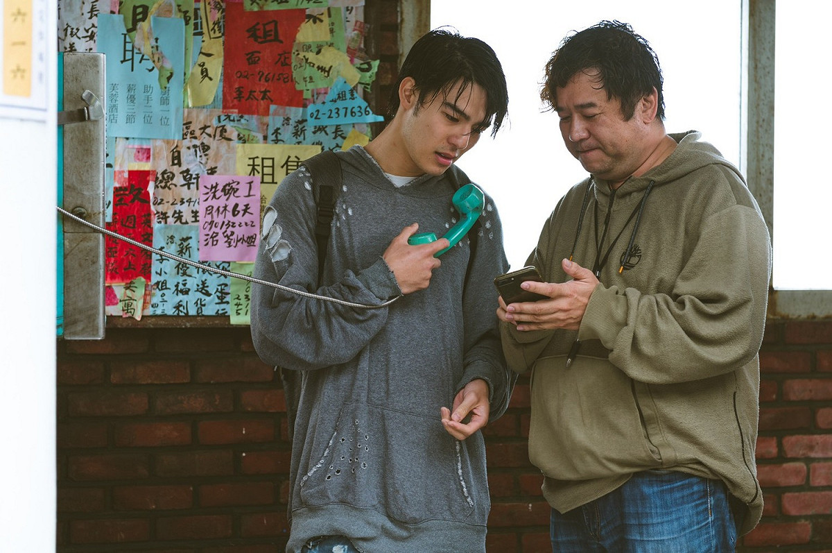 訪談中陳昊森(左)感謝經紀人瞿友寧(右)的知遇之恩，把他從不會演戲調教到入圍金馬獎。 圖：氧氣電影/提供