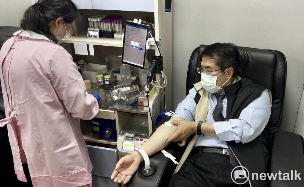 台南市長黃偉哲前往台南市中西區永福路一段的捐血中心捐了250cc的鮮血，呼籲全國各社會團體、民眾踴躍捐血。 圖：黃博郎／攝