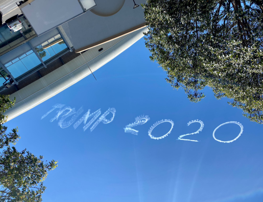澳洲雪梨於當地時間15日，許多民眾發現一架飛機在天空用噴出的白煙寫下「Trump 2020（川普2020）」的文字 圖：翻攝Matt Akersten推特