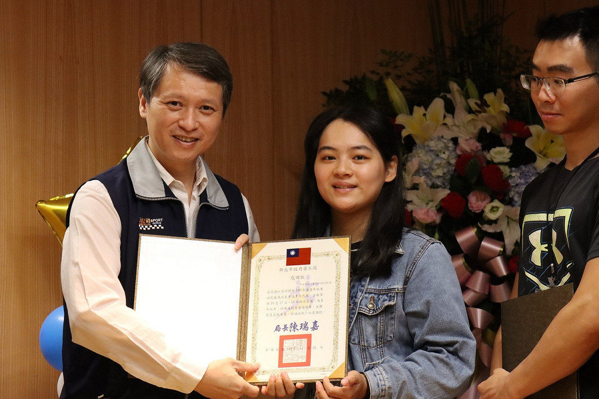 勞工局長陳瑞嘉逐一頒感謝狀給與會的青年代表。  圖：新北市勞工局提供