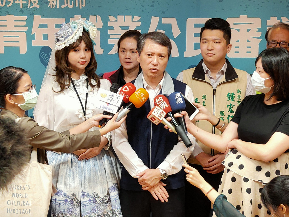 剛從台北城市科技大學應用外語系畢業的江佳玲，代表朗讀報告書，特別以「蘿莉塔」造型盛裝出席，與陳瑞嘉一起受訪。 圖：新北市勞工局提供