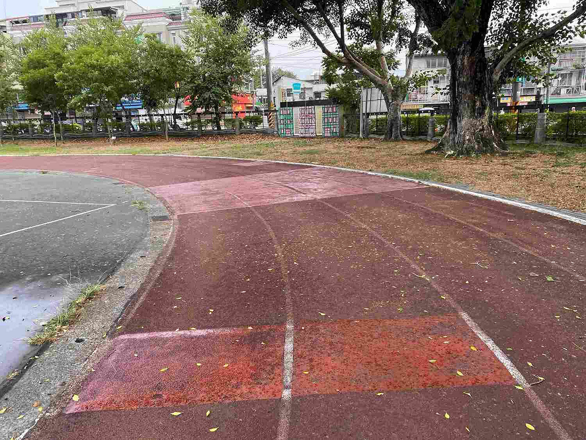嘉義市推廣校園生態環境教育，ＰＵ跑道將逐年退場。 圖：嘉義市政府/提供