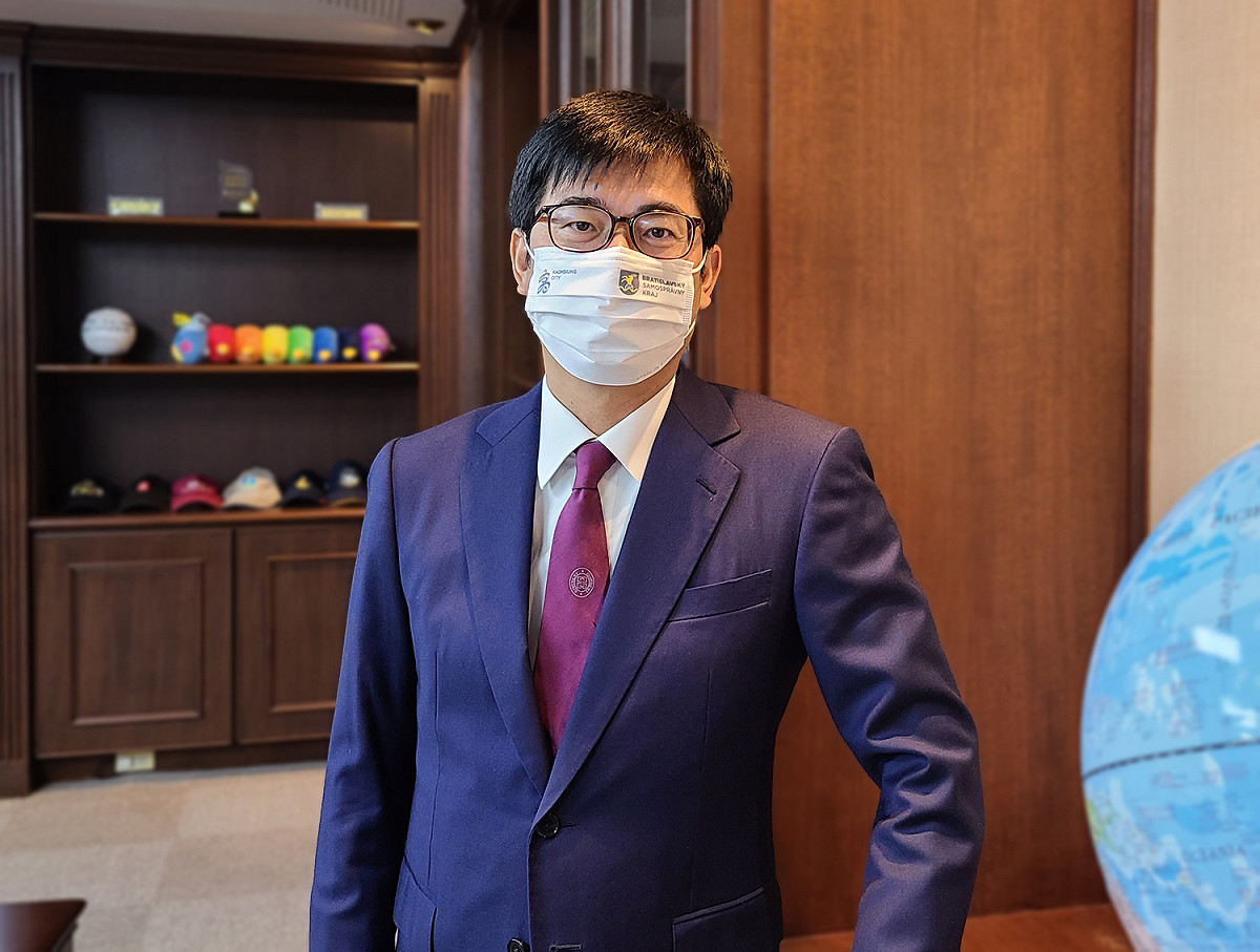 高雄市長陳其邁戴「Kaohsiung is helping」口罩。 圖：高雄市政府／提供