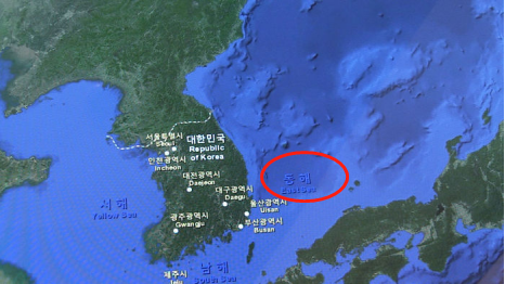 韓國方面主張，「日本海」是日本在20世紀初的侵略性殖民中起的對自己有利的名稱，應該改稱該海域為東海。 圖 : 翻攝自韓國SBS電視台畫面