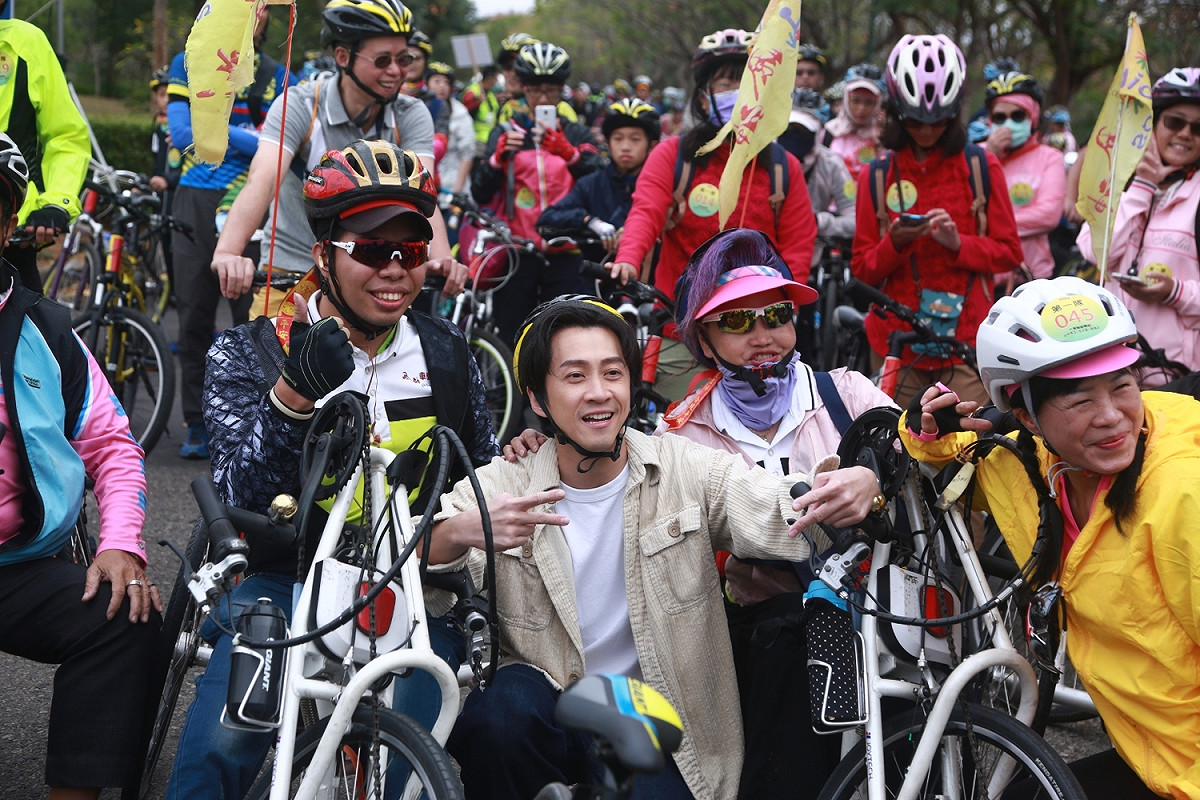 陳漢典與民眾騎乘自行車。 圖：台中市政府觀光旅遊局／提供