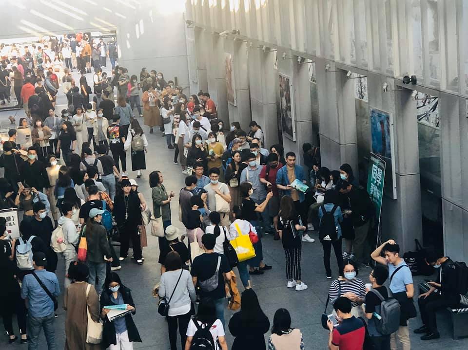 《同學麥娜絲》黃信堯導演現身光點華山，引爆萬人空巷盛況。 圖：甲上娛樂/提供
