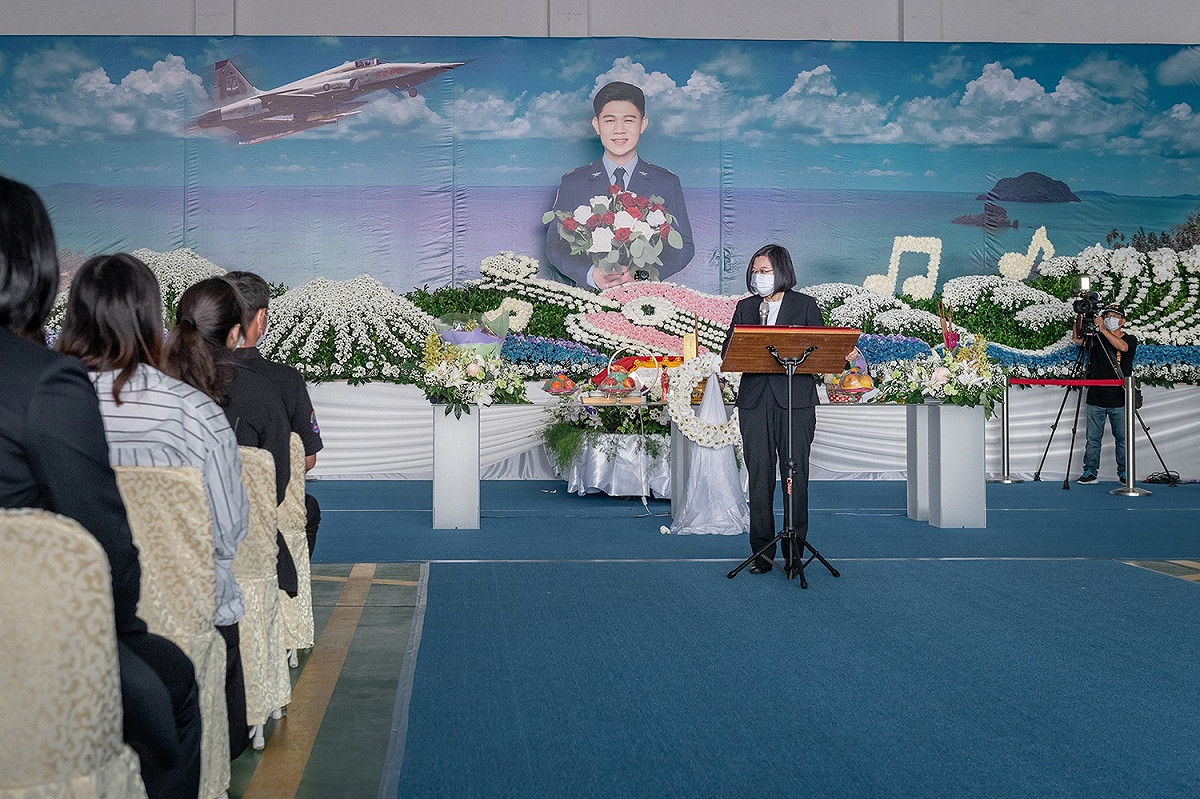 總統蔡英文17日前往台東志航基地親頒褒揚令給飛官朱冠甍遺孀陳俐君 圖：總統府提供
