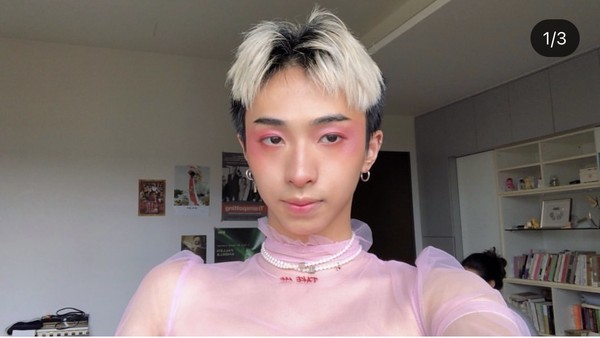 小哈利因較為女性化的裝扮，被網友質疑性向。 圖：翻攝自小哈利IG