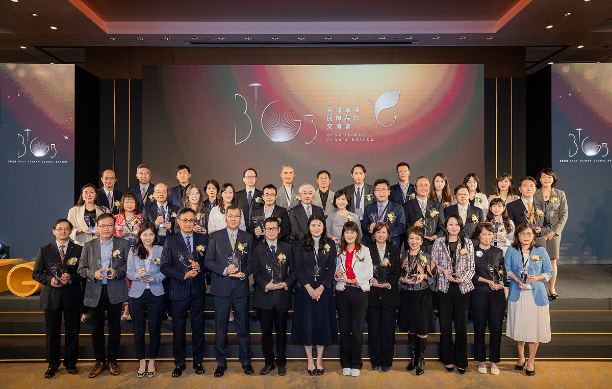 2020台灣國際品牌價值於今(17日)揭曉榜單，經濟部工業局陳佩利主任秘書(前排左七)與台灣最佳國際品牌企業代表合影。 圖：經濟部工業局/提供